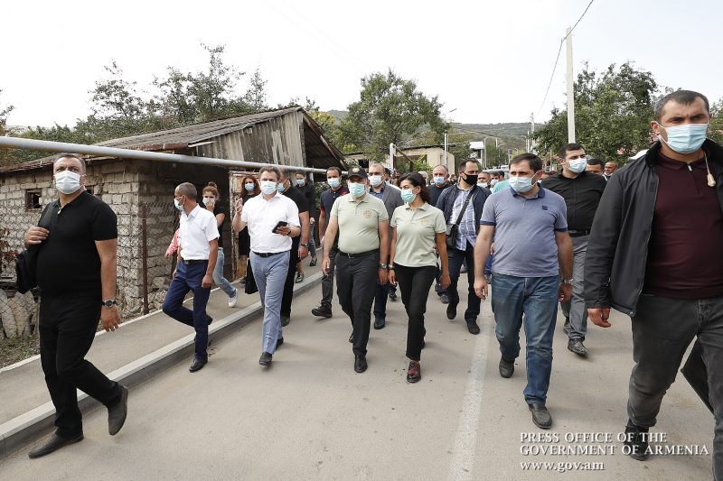 Премьер-министр вместе с супругой посетил приграничные общины Тавуша, ознакомился с ходом работ по устранению последствий обстрела