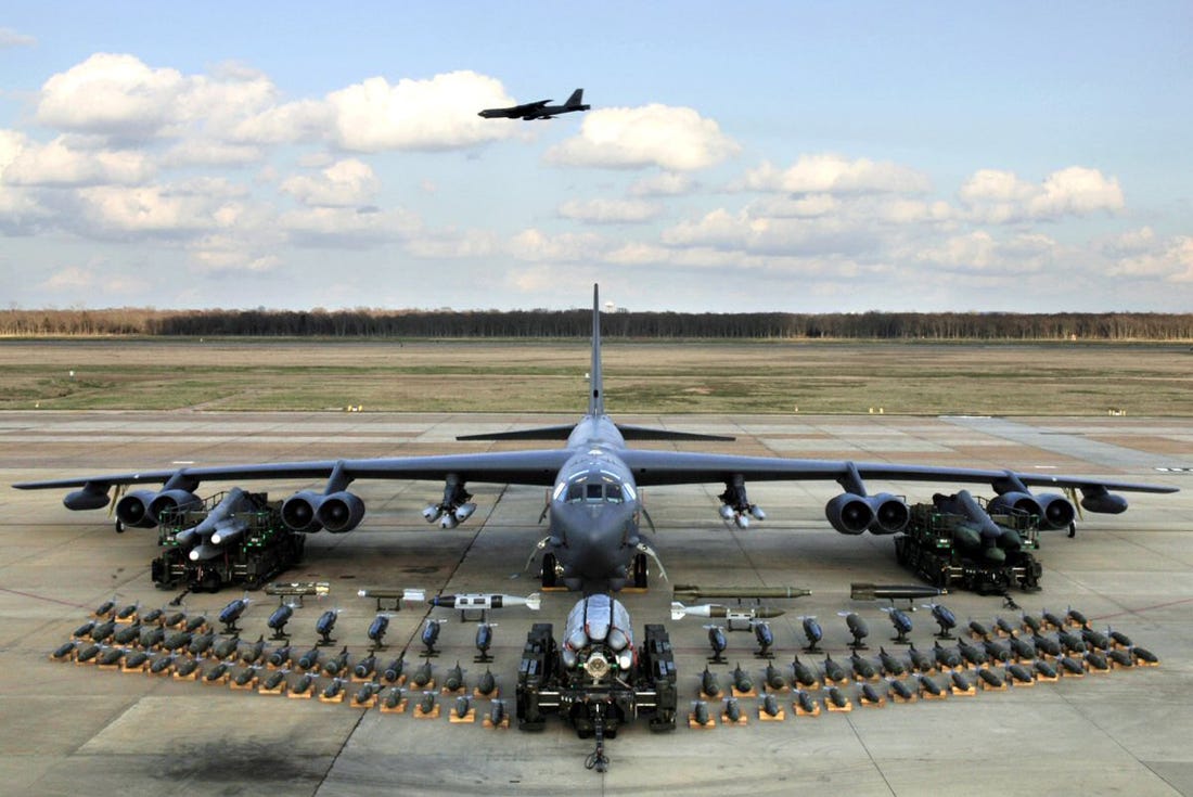 Два стратегических бомбардировщика B-52 ВВС США совершили полет в небе Украины