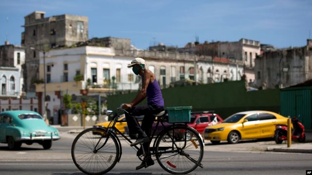 Американцам запретили ввозить гаванские сигары: Трамп объявил о новых санкциях против Кубы