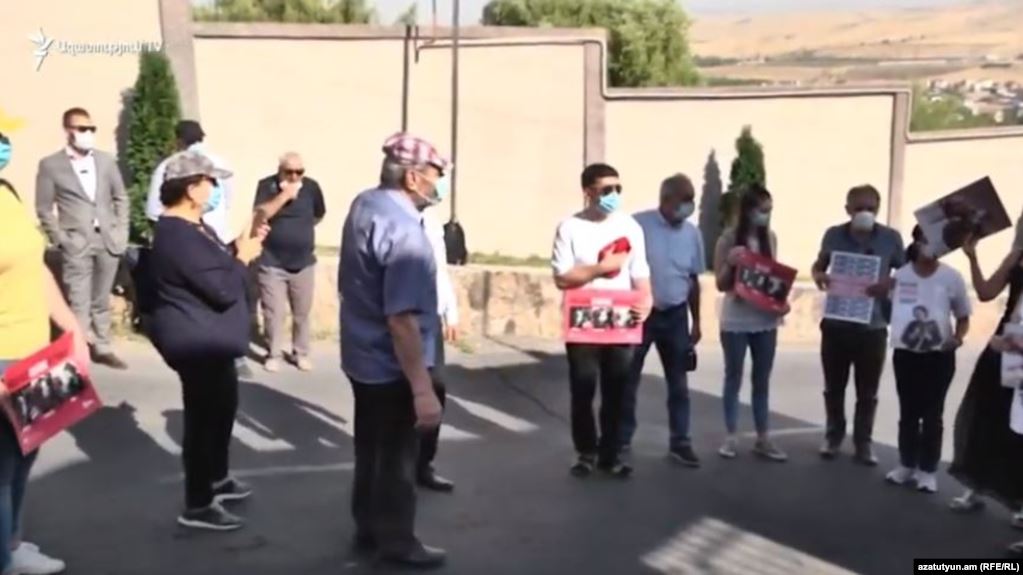 Перед посольством Беларуси в Армении потребовали освободить задержанных коллег