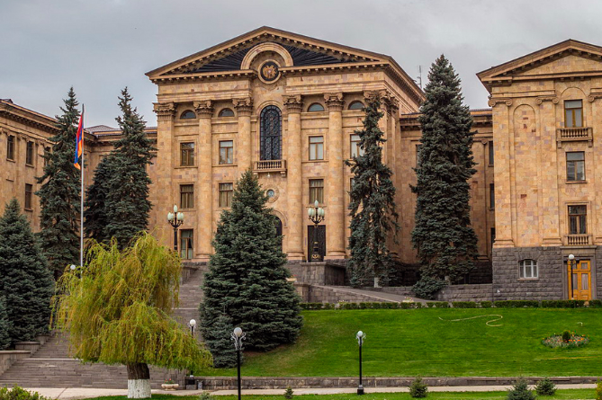 Национальное Собрание Армении начало первое заседание с обсуждения важных вопросов