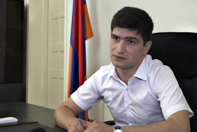 Центральная избирательная комиссия предоставил депутатский мандат Арсена Джулфалакяна Нареку Каграманяну