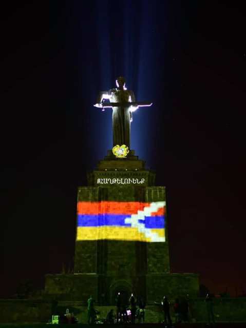 Памятник «Мать-Армения» в Ереване освещен флагом Арцаха, гербом Армении и хештэгом «Мы победим»