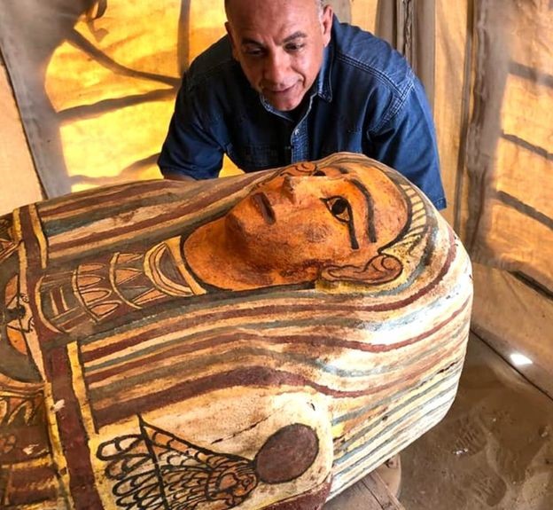 Археологи надеются раскрыть больше тайн: в Египте откопали сразу 27 древних саркофагов