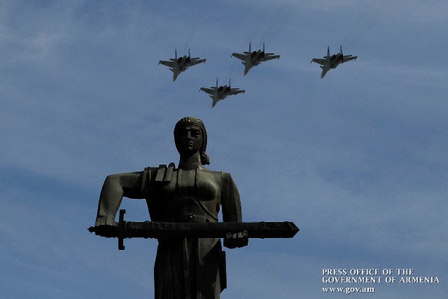 Асы в небе: праздничный полет летчиков ВВС Армении над Ереваном