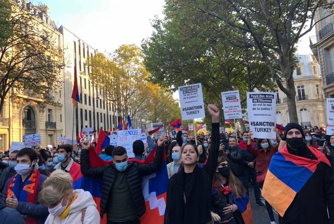 Армянская община Франции провела в Париже многотысячное шествие к посольству Азербайджана: фото