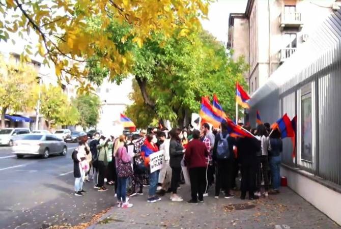 “Остановите второго Гитлера!”: акция протеста перед посольством Германии в Ереване