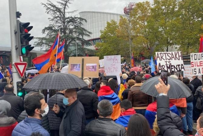 “Прекратите терроризм”: тысячи армян проводят акцию протеста перед зданием ЕСПЧ в Страсбурге