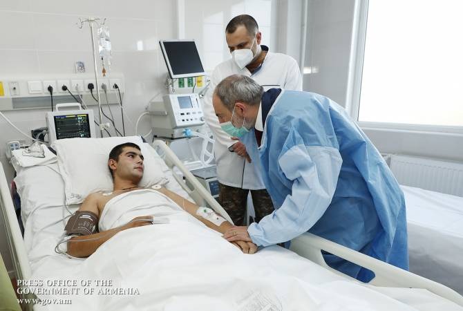 Никол Пашинян посетил раненых в Центральном госпитале