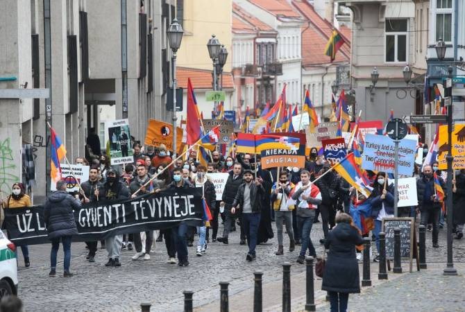 Армянская община Литвы организовала шествие протеста в центре Вильнюса в защиту Арцаха: фото