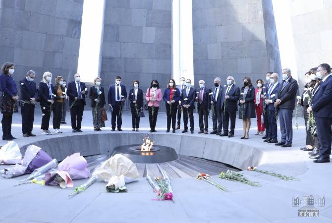 Французские парламентарии в Цицернакаберде воздали дань уважения жертвам Геноцида армян