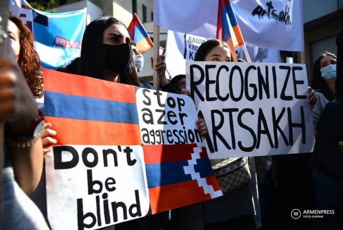 “Не молчите!”: акция протеста арцахских женщин перед офисом Делегации ЕС в Армении