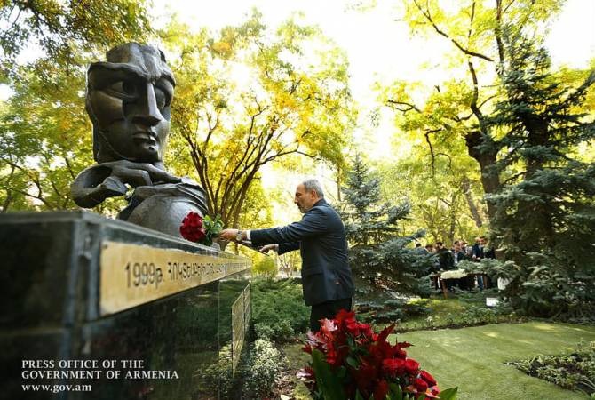 Никол Пашинян почтил память жертв теракта 27 октября
