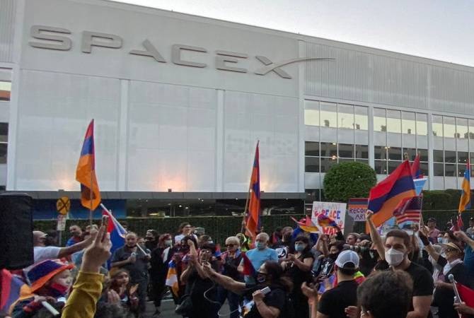 Армяне перед штаб-квартирой SpaceX Илона Маска потребовали отменить сделки с Турцией