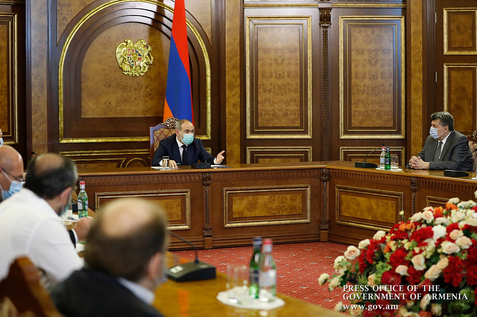 Никол Пашинян провел встречу с представителями внепарламентских политических сил