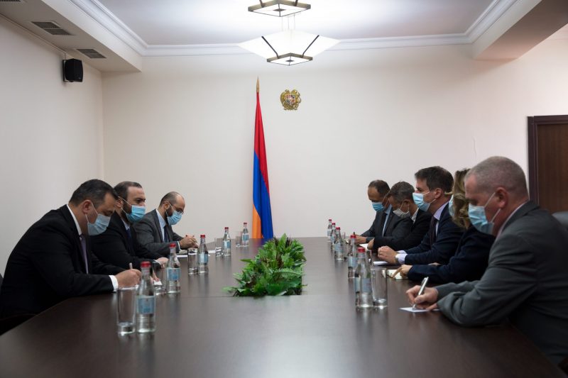 Секретарь Совбеза Армении и посол Франции обсудили военно-политические вопросы: подробности