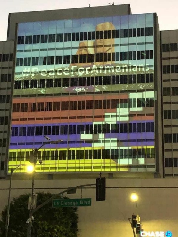 На здании генконсульства Турции в Лос-Анджелесе высветили флаг Арцаха: фото