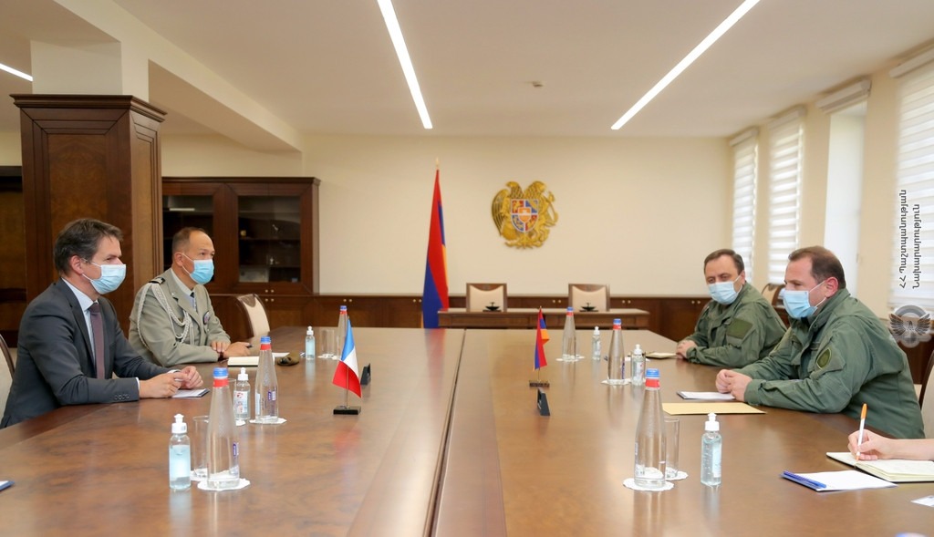 Министр обороны Армении представил послу Франции ситуацию в зоне боевых действий