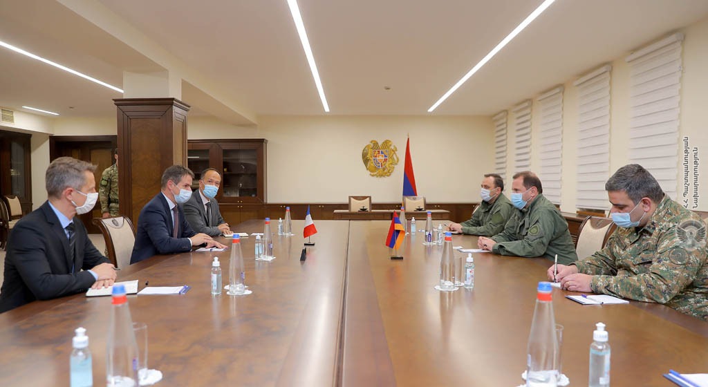 Министр обороны Армении принял посла Франции