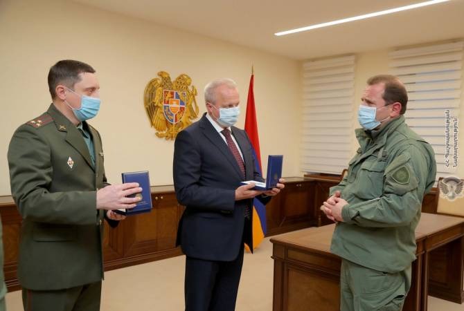 Давид Тоноян передал послу РФ медали погибших российских военнослужащих