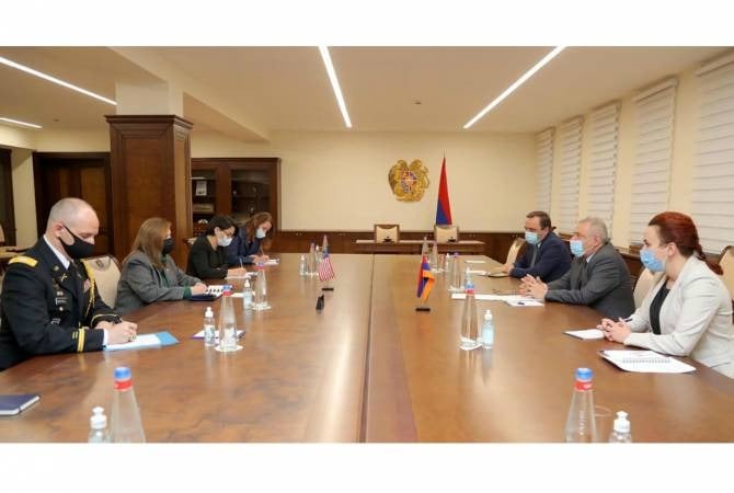Министр обороны Армении принял посла США