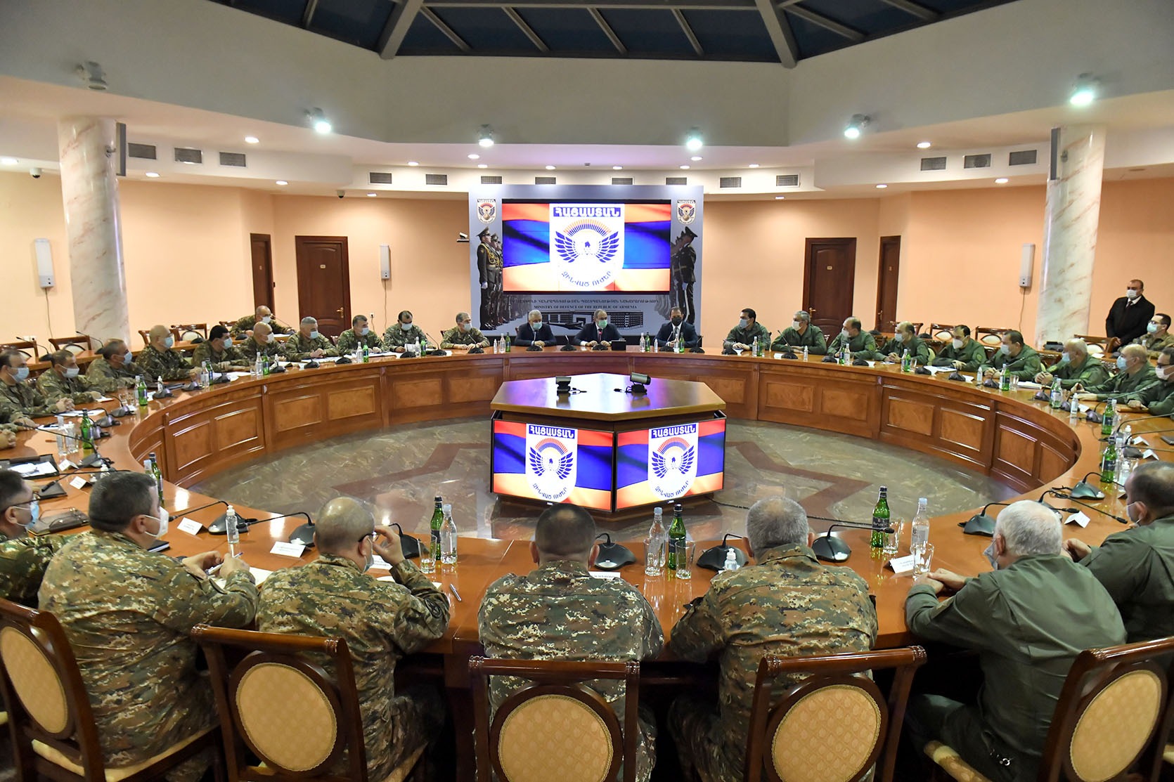 Премьер-министр представил новых министров обороны и ЧС личному составу ведомств