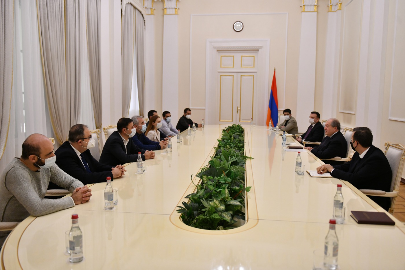 Президент Саргсян с группой депутатов из фракции «Мой шаг» обсудил  ситуацию в стране: видео