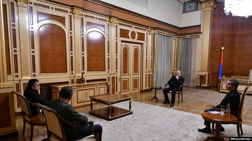 Президент Саргсян проводит консультации с политическими силами