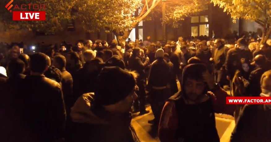 LIVE. Перед зданием Правительства в Ереване собрались протестующие