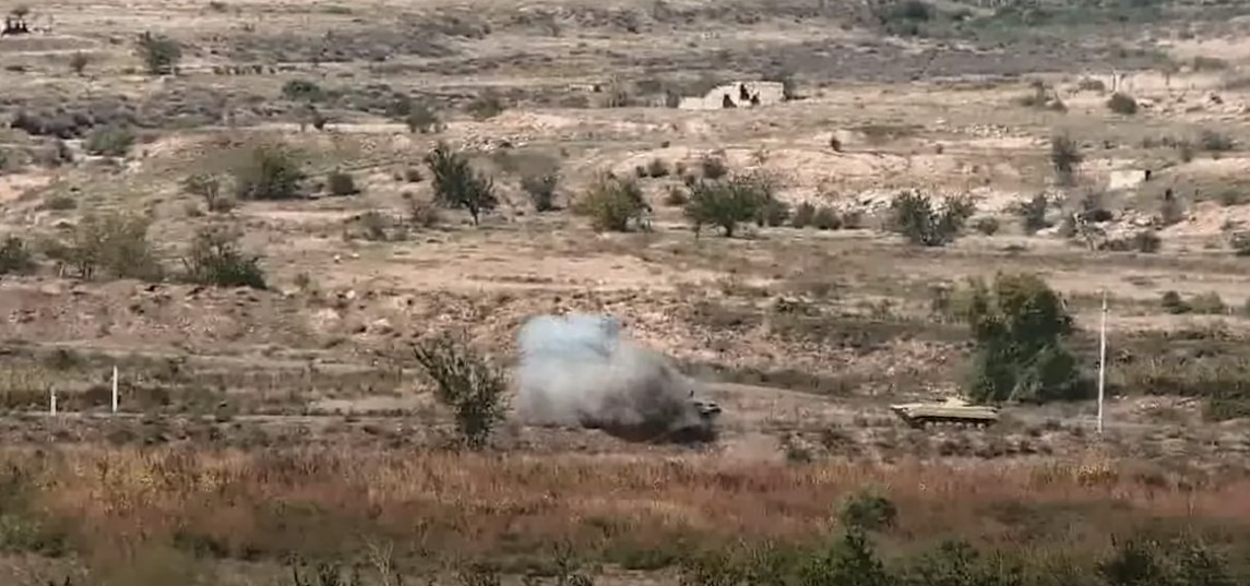 Погранвойска СНБ Армении уничтожают бронетехнику противника: видео