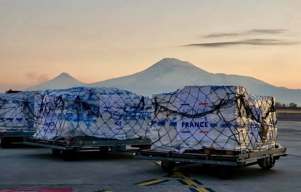 Прибыл в Армению первый самолет с гуманитарным грузом из Франции: фото