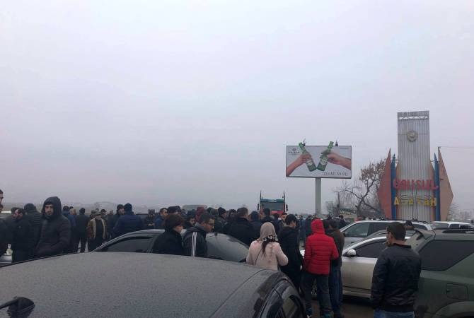 Родные военнослужащих, оставшихся в блокаде в Хцаберде и Хин Тахер, перекрыли дороги марза Ширак