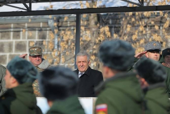 Министр обороны Армении в Гюмри посетил 102-ю российскую военную базу