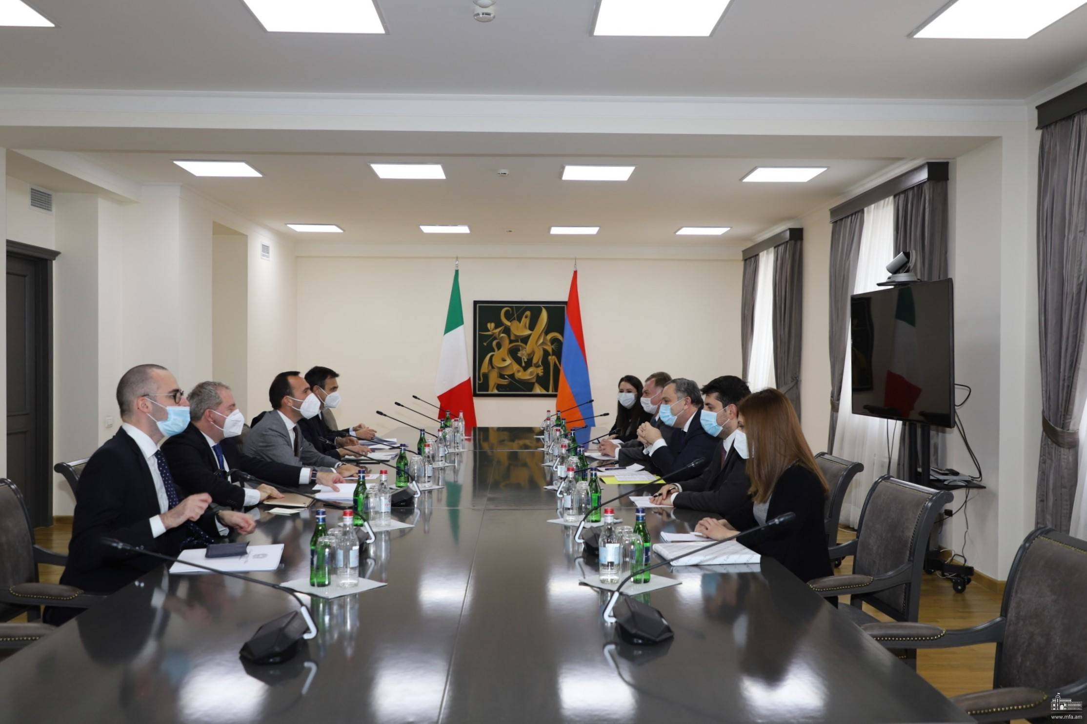 Замглавы МИД Армении с коллегой из Италии обсудили ситуацию в Арцахе и двусторонние отношения