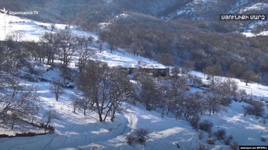 На спорной территории села Воротан российские миротворцы обсуждают ситуацию с армянской и азербайджанской сторонами