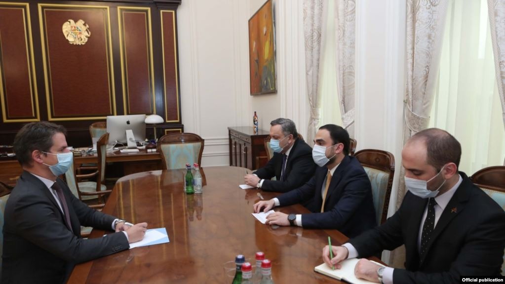 Вице-премьер Авинян и посол Франции обсудили гуманитарную ситуацию в Арцахе
