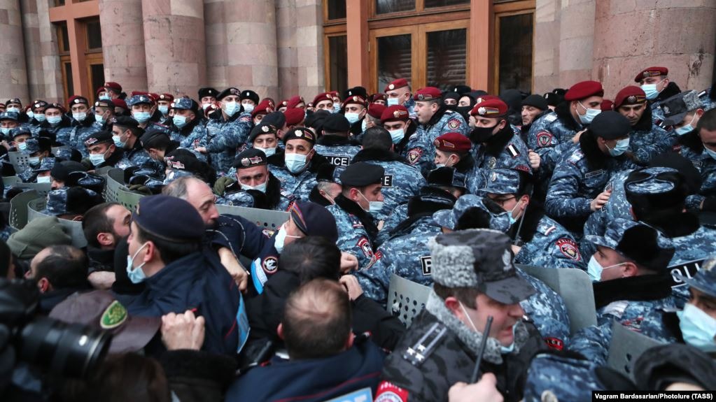 СК Армении: задержаны пять человек по подозрению в попытке захвата здания правительства