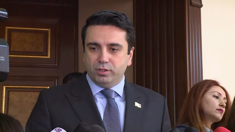 Ален Симонян: власть пойдет на досрочные выборы при условии, что парламентская оппозиция не выдвинет кандидата в премьеры