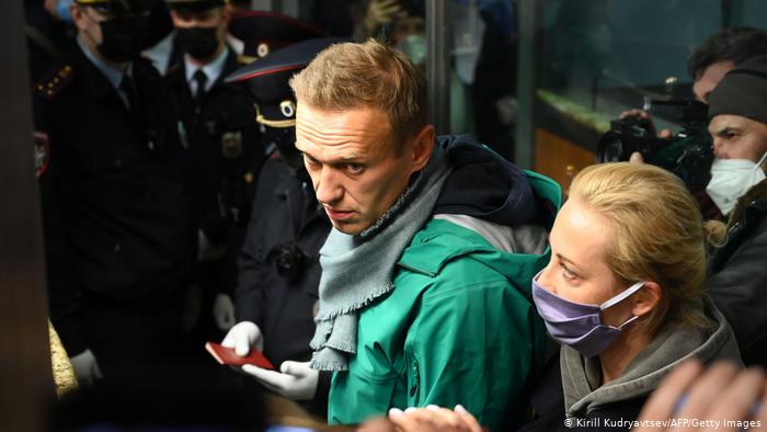 Россия: суд в отделении полиции арестовал Алексея Навального на 30 суток