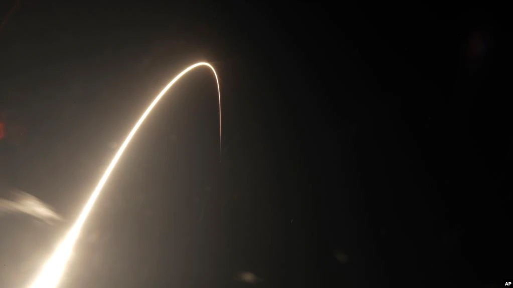Компания SpaceX Илона Маска одновременно запустила рекордное число спутников