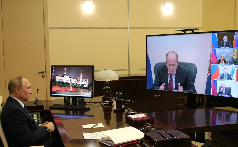 Путин провел совещание в преддверии встречи с лидерами Армении и Азербайджана