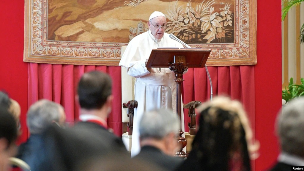 Папа Римский: зрелые демократии должны остерегаться славословий в адрес политиков