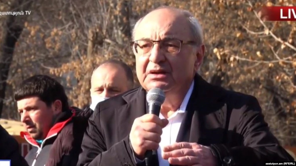 «Оказалось, что есть еще один предательский документ»: Вазген Манукян на митинге