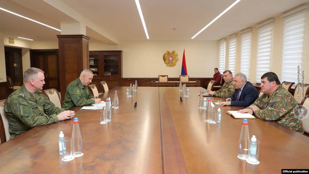 Глава МО Армении принял командующего российским миротворческим контингентом