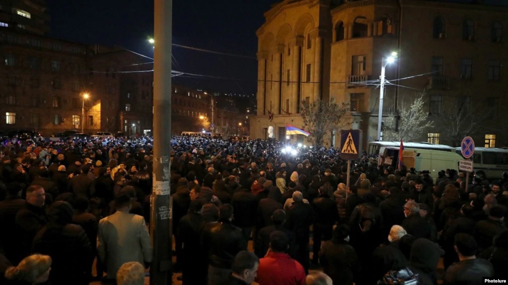 Съемочная группа Радио Азатутюн подверглась нападению в ходе митинга оппозиции