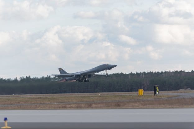 Стратегический бомбардировщик США B-1B Lancer впервые приземлился в Польше