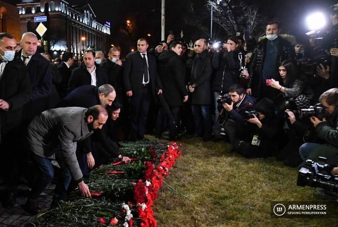 Участники шествия во главе с Пашиняном почтили память жертв событий 1 марта