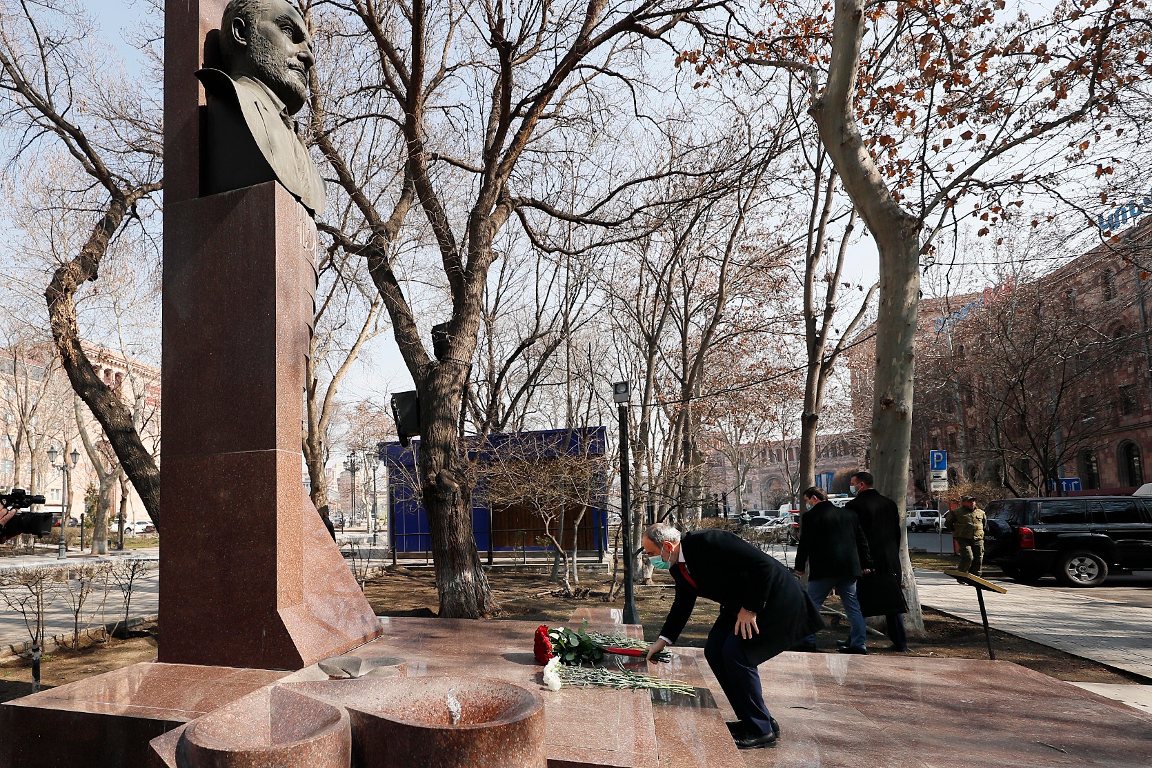 Премьер-министр воздал дань уважения памяти Вазгена Саргсяна: видео, фото