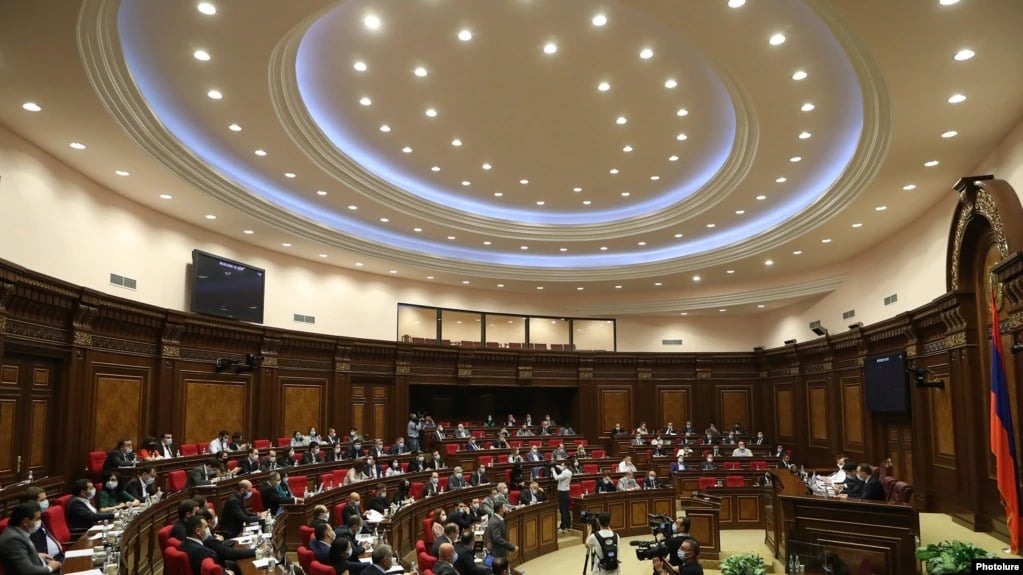 Парламент Армении отменил режим военного положения в стране