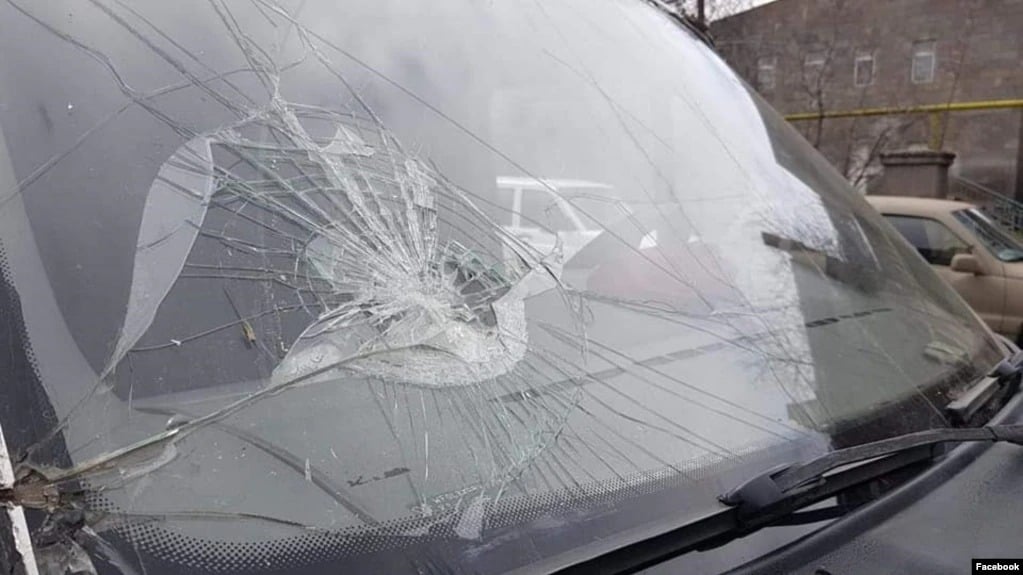 Помимо забрасывания камнями армянских автомобилей, инциденты также зарегистрированы на границе в Сюнике